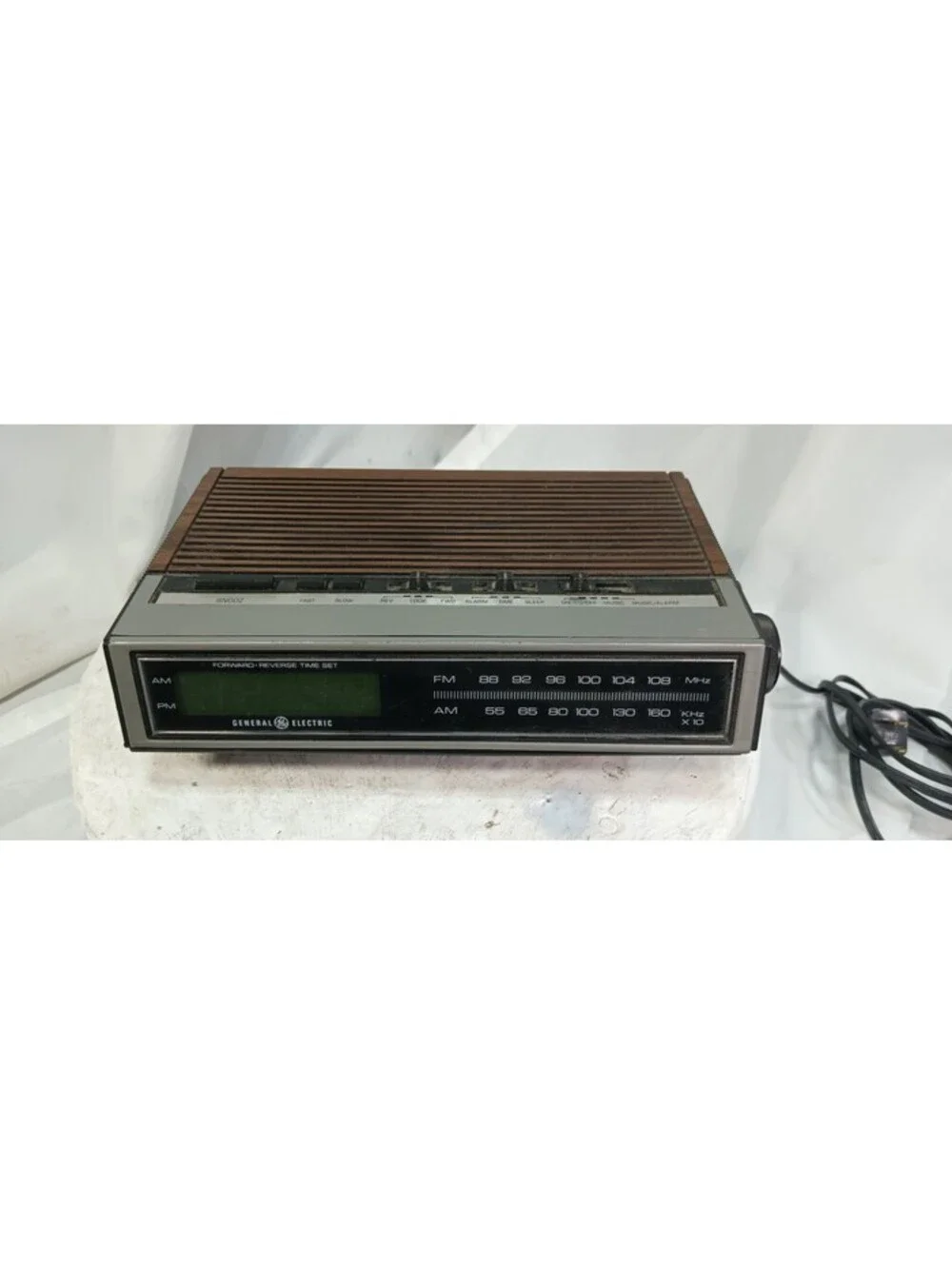 GE General Electric 7-4655A AM/FM Clock Radio Walnut Grain Vintage Tested